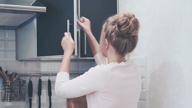 Woman Puts The Mug In Her Place