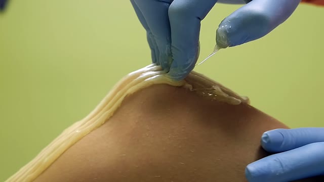 Woman Tears A Sugar Paste Off Client Feet