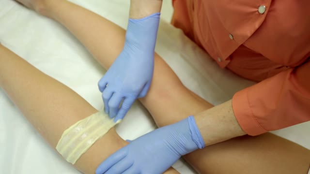 Shugaring Master Performs The Procedure
