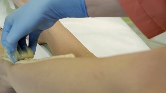 Master Of Shugaring Removes The Sugar Strip From The Skin