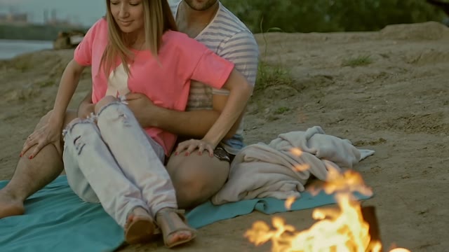 Girl On The Coast Moves To The Guy