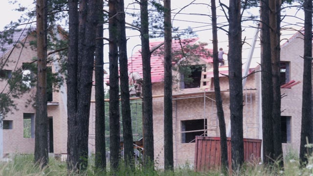 Men Are Putting A Roof